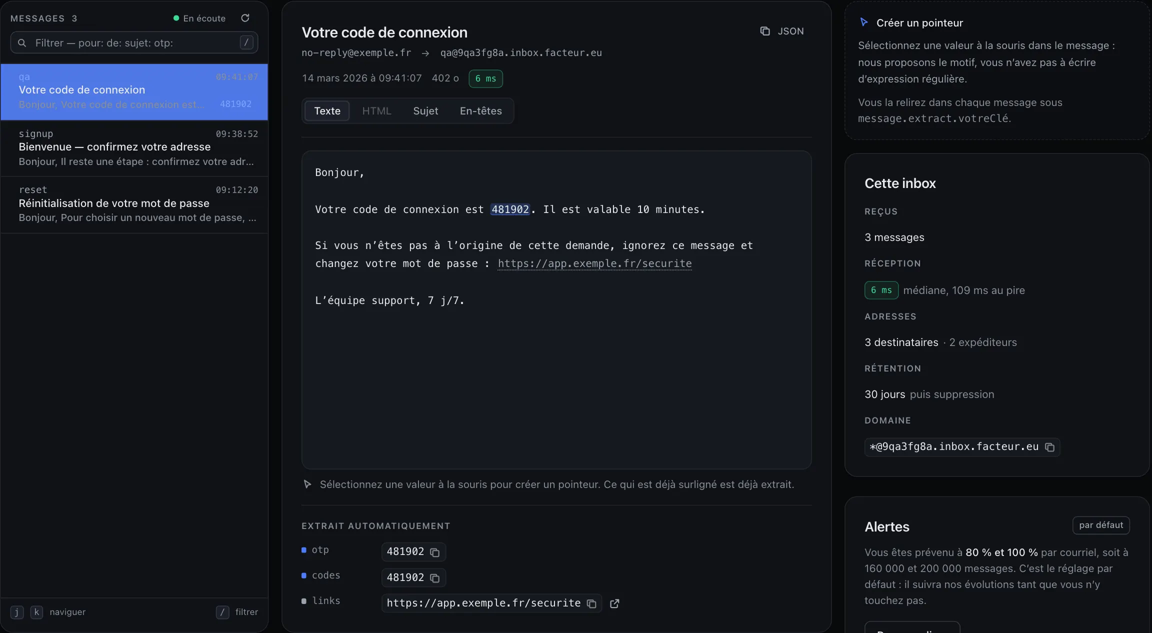 La boîte de réception de Facteur. À gauche, trois messages reçus avec leur destinataire, leur heure et le code trouvé dans chacun. Au centre, un message intitulé « Votre code de connexion » : son expéditeur, son adresse de réception, sa taille, un délai de réception de 7 ms, et son corps où le code 481902 est surligné. En dessous, le bloc « Extrait automatiquement » liste otp 481902, codes 481902 et links https://app.exemple.fr/securite. À droite, la fiche de l’inbox : 3 messages reçus, réception médiane 9 ms, rétention 30 jours, et son domaine de réception.
